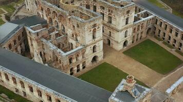 lumière autour le magnifique historique ruines de le krzyztopor château, Pologne. filmé sur fpv drone video