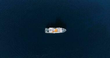 parte superior ver de un grande barco ese se mueve en el profundo azul mar video