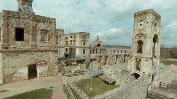 leggero in giro il bellissimo storico rovine di il krzyztopor castello, Polonia. girato su fpv fuco video