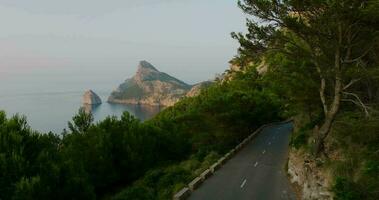 scénique aérien vue de une montagneux Région dans Majorque avec falaises. baléares îles, Espagne video