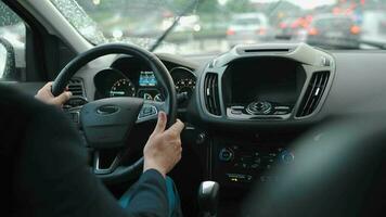 homme disques une voiture le long de le route dans le ville pendant le pluie video