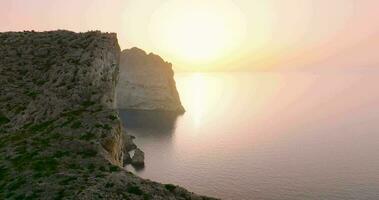 scénique aérien vue de une montagneux Région dans Majorque avec falaises. baléares îles, Espagne video