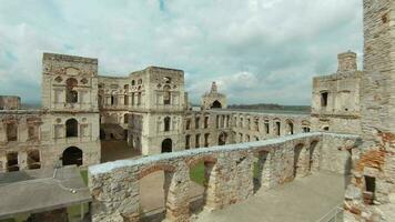 Licht um das schön historisch Ruinen von das krzyztopor Schloss, Polen. gefilmt auf fpv Drohne video