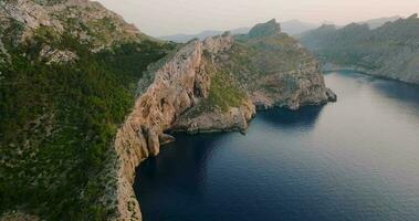 naturskön topp ner se av en bergig område i mallorca med klippor. baleariska öar, Spanien video