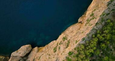 escénico parte superior abajo ver de un montañoso región en Mallorca con acantilados balear islas, España video