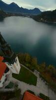 aérien vue de Lac saigner et le île dans le milieu de il, Slovénie. pèlerinage église de le supposition de Marie dans Lac saigner video