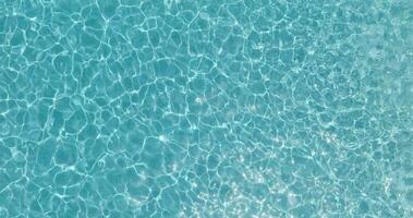 Blau Wasser im das Schwimmen Schwimmbad mit Licht Reflexionen video