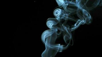 resumen fumar sube arriba en hermosa remolinos en un negro antecedentes video