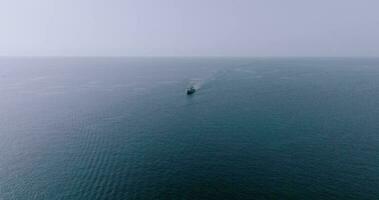 un grande barco ese se mueve en el profundo azul mar video