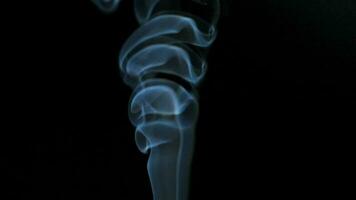 abstrakt Rauch steigt an oben im schön wirbelt auf ein schwarz Hintergrund video