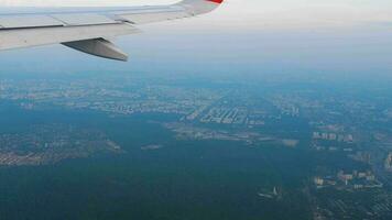 vista desde la ventana del avión en el ala y el horizonte, cielo azul. concepto de viajes y turismo. vuelo cómodo video