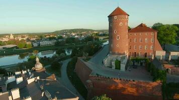 antenn se av wawel kunglig slott och katedral tidigt morgon- på gryning. panorama av de stad är synlig i de bakgrund video