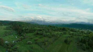 aereo Visualizza di un' estate montagna paesaggio. tatra montagne, Polonia video