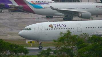 phuket, Tailândia dezembro 2, 2016 - tailandês vias aéreas airbus 330 hs tet taxiando antes saída a partir de phuket internacional aeroporto, chuvoso clima video