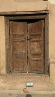 antiguo madera textura puerta a lahore fuerte foto