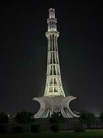 manar Pakistán demostración sus belleza a noche foto