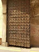 Badshahi Alam gir fort main door close picture photo