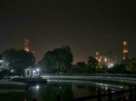 manar Pakistán demostración sus belleza a noche foto