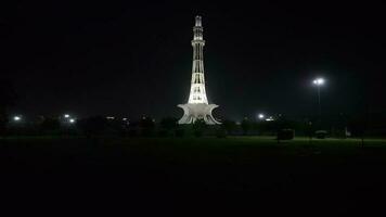 manar Pakistán demostración sus belleza a noche foto