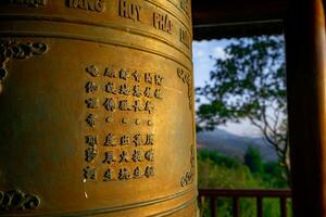 el campana torre a Linh qui feliz un templo, cerca bao loc ciudad, justicia polla provincia, Vietnam. foto