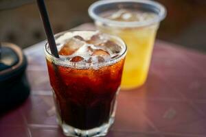 delicioso hielo café americano en mesa. foto