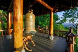 el campana torre a Linh qui feliz un templo, cerca bao loc ciudad, justicia polla provincia, Vietnam. foto