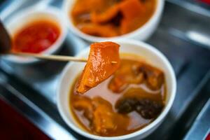 vietnamita cocido a fuego lento carne de vaca menudencias, carne de vaca menudencias estofado o Cerdo menudencias - Pha laú foto