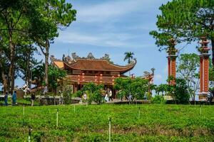 hermosa arquitectura de murciélago nha pagoda en bao loc ciudad foto