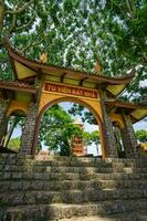 hermosa arquitectura de murciélago nha pagoda en bao loc ciudad foto