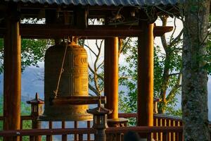 el campana torre a Linh qui feliz un templo, cerca bao loc ciudad, justicia polla provincia, Vietnam. foto