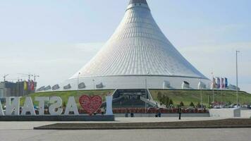 Astana, Kasachstan April 26, 2017 - - das Center von das Neu Astana, das Hauptstadt von Kasachstan. das Einkaufszentrum Khan Shatyr. Vorbereitung zum das Welt Ausstellung Messe 2017 video