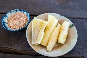 blanco dulce patata cocido por hirviendo. vietnamita comida foto