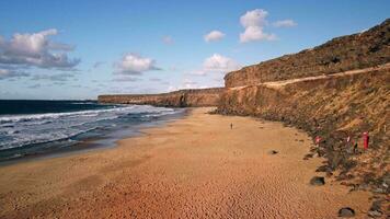 envergure le long de une rocheux rive avec une large littoral. video