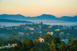 montañas durante amanecer. hermosa natural paisaje en el verano hora con niebla foto