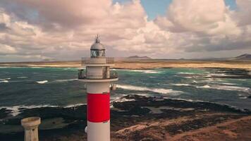 un vuelo cerca el faro alrededor, un hermosa paisaje en el antecedentes. video