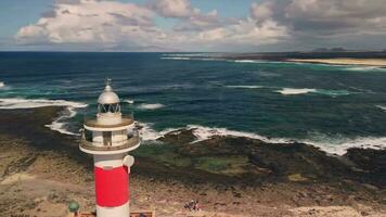 une grand vue de une partie de le phare, en volant autour dans une cercle. video