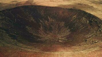 en volant à l'intérieur le cratère de le volcan. video