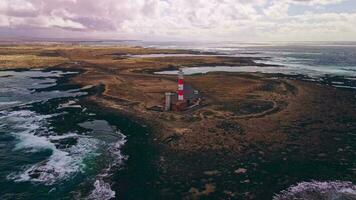 vlucht van de vuurtoren ver in de zee, mooi landschap. video