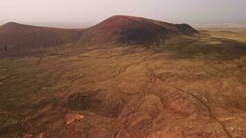 approchant une Montagne de volcanique origine sur le île de Fuerteventura. video