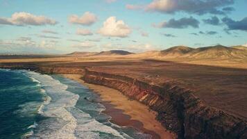 top visie van de eiland van fuerteventura, hoog kusten en mooi vulkanen. video