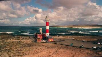 faro su il oceano, bellissimo cumulo nuvole nel il sfondo. video