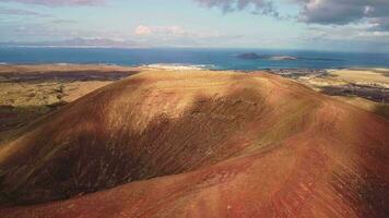 vuelo terminado el extinto cráter de un volcán en el isla de fuerteventura. video