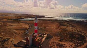 Abfahrt von das Leuchtturm, ein schön Landschaft öffnet zu das Ozean Ufer. video