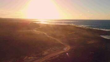 el la carretera a lo largo el costa, un hermosa puesta de sol en el isla. video