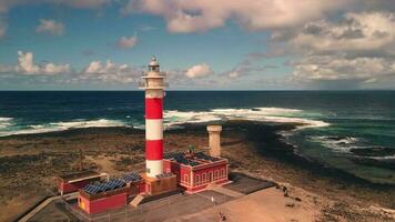 vôo por aí a farol, lindo pôr do sol visualizar. video