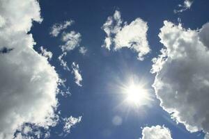 celestial cielo Entre el blanco nubes y el radiante Dom foto