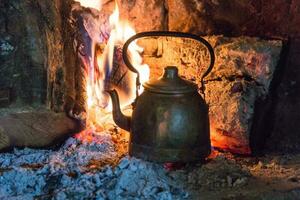 tetera en el leña a calor el compañero agua en el argentino campo foto