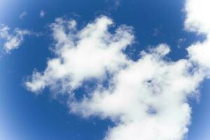 celestial cielo Entre el blanco nubes y el radiante Dom foto