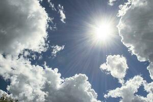 celestial cielo Entre el blanco nubes y el radiante Dom foto