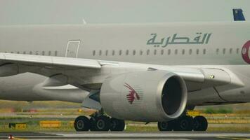 frankfurt am main, alemania 19 de julio de 2017 - qatar airways airbus 350 gire para comenzar antes de la salida en la pista 18. fraport, frankfurt, alemania video